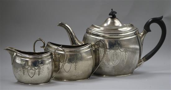 An Edwardian 18th century design silver three piece tea set by Edward Barnard & Sons Ltd, London, 1906/7, gross 28.5 oz.